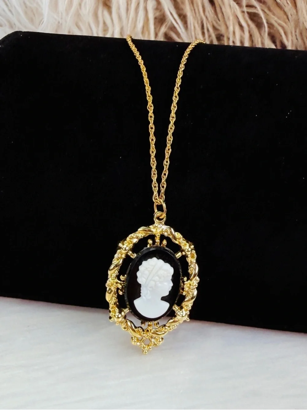 Beautiful, Goldtone Black & White Cameo Pendant Necklace